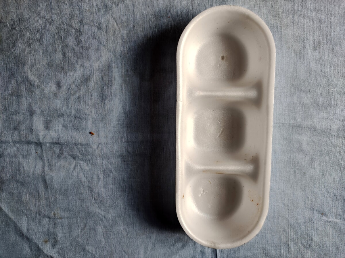 Le vaschette in polistirolo finiscono nella plastica, ma si tratta di un materiale più difficile da riciclare