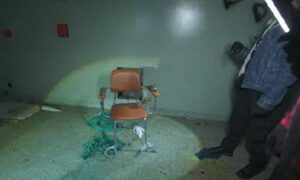 Paar in der Wohnung von Dieben entführt – Mit Messer bedroht, zahlt 900.000 Euro Lösegeld zur Freilassung