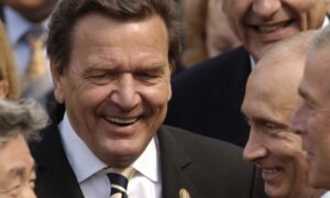 Wer ist Gerhard Schröder, der ehemalige deutsche Bundeskanzler, mit dem Putin sprechen will?