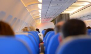 Alarm an Bord: Bluetooth-Gerät namens ‚Bombe‘ im Flugzeug – Anti-Terror-Maßnahmen eingeleitet