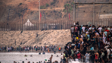 Migranti tentano di entrare nell'enclave spagnola di Ceuta dal Marocco AP Photo Antonio Sempere via LaPresse 4