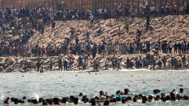 Migranti tentano di entrare nell'enclave spagnola di Ceuta dal Marocco AP Photo Antonio Sempere via LaPresse 6