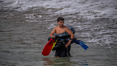 Migranti tentano di entrare nell'enclave spagnola di Ceuta dal Marocco AP Photo Antonio Sempere via LaPresse5