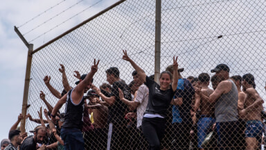 Migranti tentano di entrare nell'enclave spagnola di Ceuta dal Marocco AP Photo Antonio Sempere via LaPresse-8