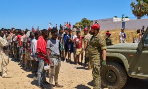 In Ceuta strömen 49.000 illegale Migrantinnen und Migranten hinein – spanische Beamtin fristlos entlassen nach dieser Meldung