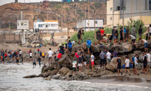 Ceuta: Mindestens 60.000 Migranten – doch niemand hat Alarm geschlagen: Die Migrationswelle, die der spanischen Regierung einen Strich durch die Rechnung machte