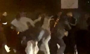 Italiener in Barcelona von 12 Personen angegriffen und verprügelt: 21-Jähriger am Nacken getroffen, liegt im Koma