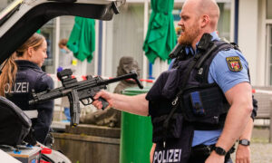 19-Jähriger tötet seine Ex-Freundin an einer deutschen Schule mit Pistole und verletzt danach einen 30-Jährigen tödlich.