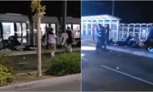Auto rast an der Straßenbahnhaltestelle in eine Menschenmenge – zwei Tote, mehrere Verletzte; Wahnsinn nach Barstreit