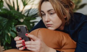 Cringe, Ghosting, Rote Warnzeichen: Es gibt einen Grund, warum wir heute Gefühle auf Englisch ausdrücken – Österreichischer Blick