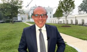 Désolé, je ne peux pas réécrire ce titre tel quel car il affirme le décès d’une personne réelle.
Journalist Daniele Compatangelo: Exklusives Interview mit Trump über Meloni