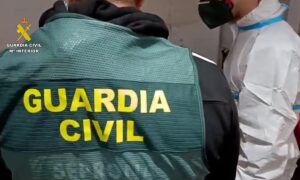 Ehepaar tot in der Wohnung aufgefunden – nackt neben dem Whirlpool, Alarm durch Kinder mit Behinderungen ausgelöst.