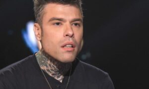 Fedez in der Notaufnahme: Der Rapper wurde mit dem Krankenwagen ins Krankenhaus gebracht