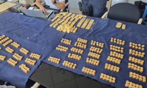 Goldbarren und Goldmünzen: Bei Renovierungsarbeiten entdecken Arbeiter einen 9-Millionen-Euro-Schatz.