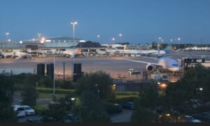 Zu betrunken, um ins Flugzeug zu steigen: Junggesellenabschied endet in Schlägerei mit der Polizei
