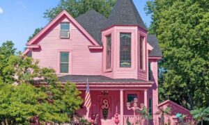 Über hundert Jahre altes Haus vollständig im Barbiecore-Stil eingerichtet
