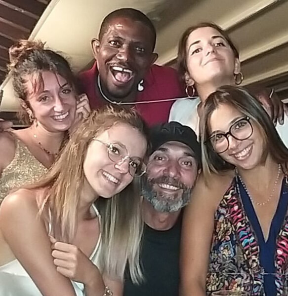 Max Laudadio con la figlia Bianca, Stanley (che è arrivato nella loro famiglia quando aveva circa 20 anni), Ina e due nipoti. Foto da Instagram-2