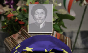 Emma Bonino Aufbahrung: Europafahne und Schwarz-Weiß-Foto auf dem Sarg