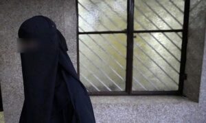 Meloni will Burka- und Niqab-Verbot an Schulen: So funktioniert es in Europa und warum die Linke dagegen ist