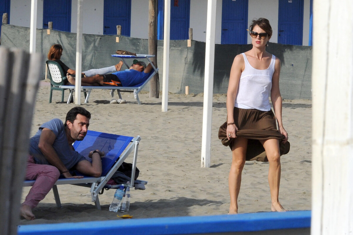 Marina La Rosa e l'ex marito in una vecchia foto al mare Crediti LaPresse
