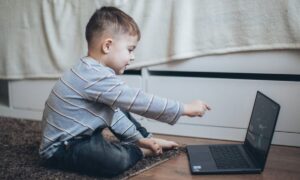 Achtung, Kinder: Vielleicht ist Bildschirmzeit doch gar nicht so schädlich