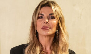 Alba Parietti musste den Notruf 112 wählen: Ein Junge hat sich unter ihr Auto geworfen – 12 Minuten Wartezeit, eine Ewigkeit