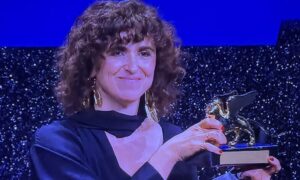 In Venedig gewinnt der Film der einzigen Regisseurin im Wettbewerb den Goldenen Löwen – „Woman Unknown“ erobert den Preis.