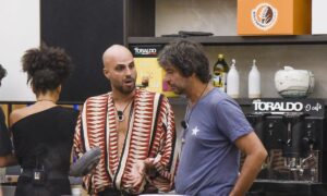Simone Annicchiarico außer Rand und Band bei Gf Vip: „Sal Da Vinci? Musik für die Unterentwickelten“ – Beschimpft die Regie: „Analphabeten“
