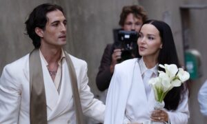 Warum der Hochzeitslook von Damiano David und Dove Cameron in Österreich so gut ankommt