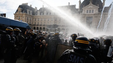 La protesta degli studenti in Francia (Foto LaPresse)