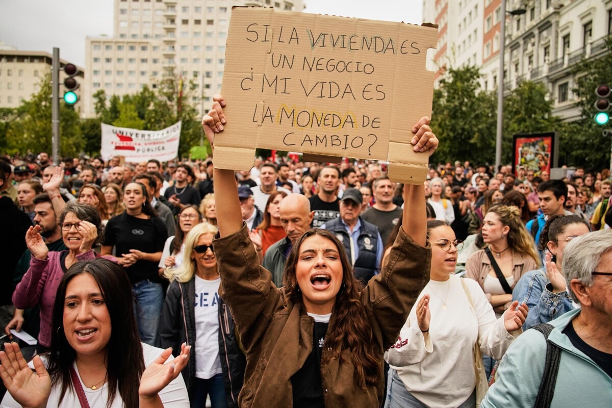 Il corteo di protesta a Madrid per l'emergenza casa. Foto LaPresse