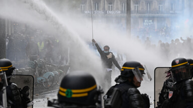 Le proteste in Francia (Foto LaPresse)