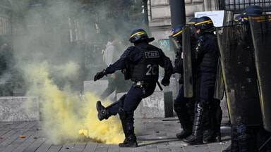 Le proteste in Francia (Foto LaPresse)