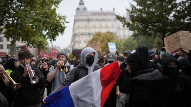Le proteste in Francia (Foto LaPresse)