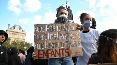 Le proteste in Francia (Foto LaPresse)
