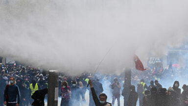Le proteste in Francia (Foto LaPresse)