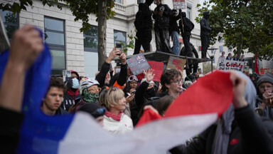 Le proteste in Francia (Foto LaPresse)