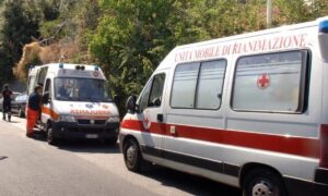 Baby fällt vom Balkon – Vater sieht es, kann nichts tun: Er springt mit ihm und sie landen auf einem Auto