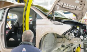 Krise der deutschen Autoindustrie trifft auch Italien: Warum Kürzungen bei VW und Audi bereits unsere Werke betreffen