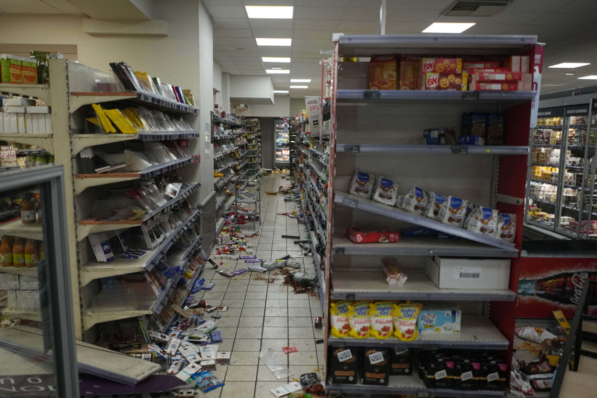 Un supermercato devastato dai teppisti, Ap Photo via LaPresse