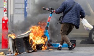 Proteste in Belgien eskalieren: Krawalle bei Brüsseler Demonstration gegen Sparpolitik – Fahrräder und E-Scooter brennen