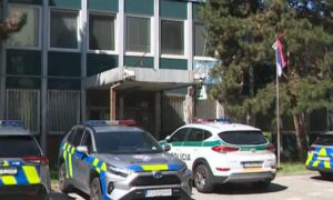 Schüler der 3. Klasse einer Mittelschule greift Mitschüler an und tötet eine Lehrkraft – zwei Schwerverletzte.