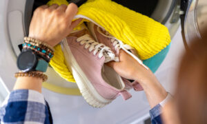 Schuhe in die Waschmaschine stecken? Mach das nicht, bevor du den Kissenbezug-Trick kennst