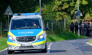 Stiehlt einen Bagger und rammt das Haus einer Familie – „Ich bin Gott, rette euch vor der WLAN-Strahlung“